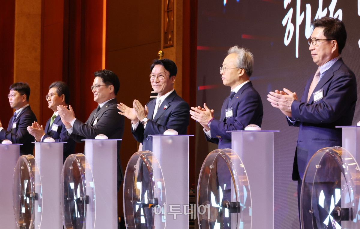 ▲김민석(왼쪽 네 번째) 국무총리와 최진식(왼쪽 다섯 번째) 한국중견기업연합회 회장을 비롯한 내빈들이 1일 서울 중구 롯데호텔에서 열린 제11회 중견기업인의 날 기념식에서 퍼포먼스를 마친 후 박수를 치고 있다. 왼쪽부터 송시한 와이지원 대표이사, 김종운 알레르망 대표이사, 박재규 동아엘텍 대표이사, 문신학 산업통상부 1차관, 김 국무총리, 최 중견련 회장, 최명배 와이씨 대표이사, 박인주 제니엘 회장, 장경빈 에프에스티 대표이사. 청사사진기자단