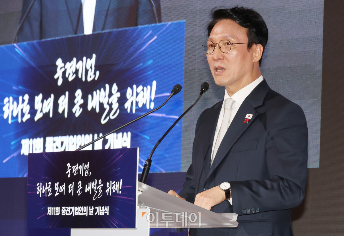 ▲김민석 국무총리가 1일 서울 중구 롯데호텔에서 열린 제11회 중견기업인의 날 기념식에서 축사를 하고 있다. 청사사진기자단