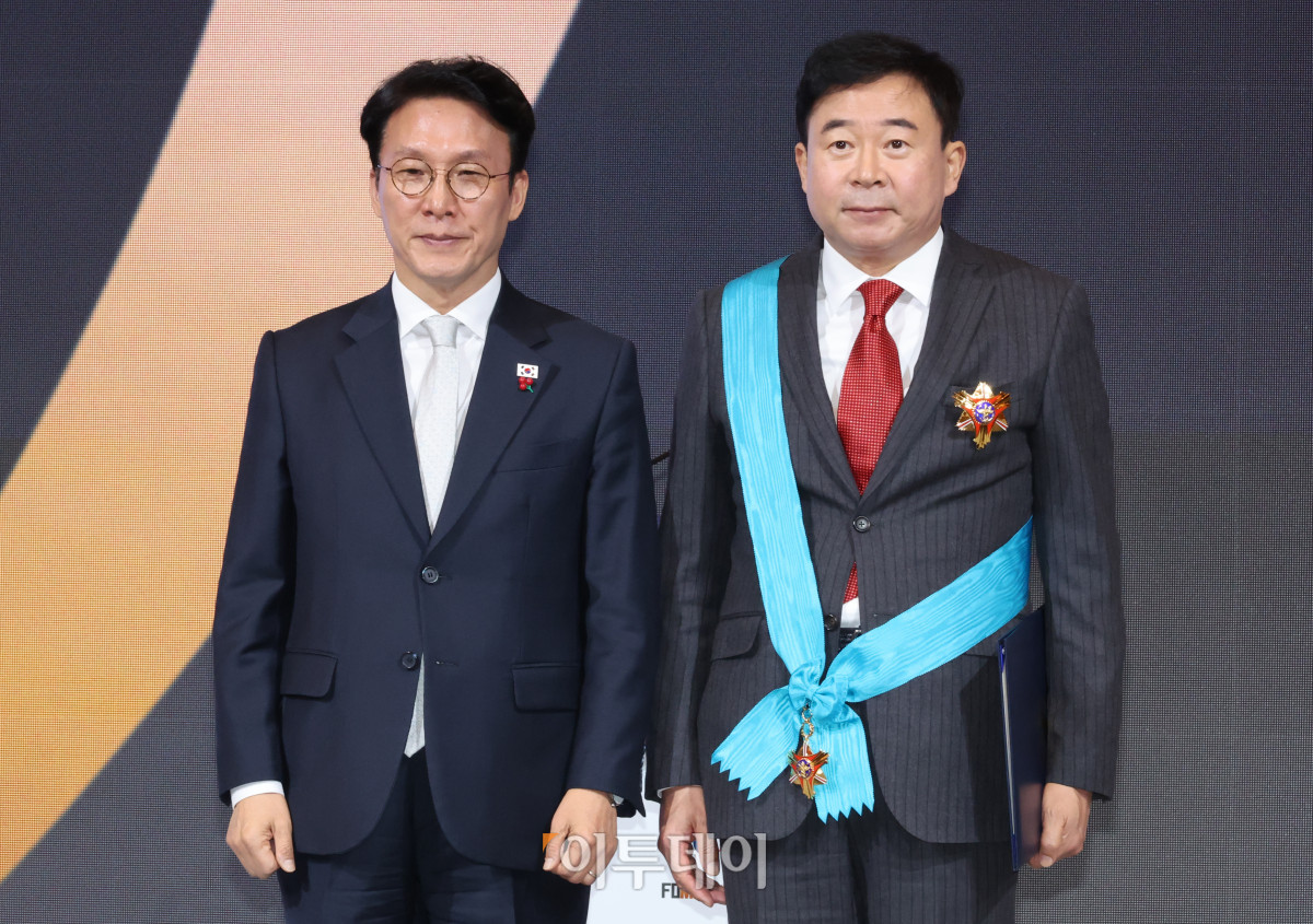 ▲김민석(왼쪽) 국무총리가 1일 서울 중구 롯데호텔에서 열린 제11회 중견기업인의 날 기념식에서 이동현 오상헬스케어 회장에게 금탑산업훈장을 수여한 뒤 기념촬영을 하고 있다. 청사사진기자단