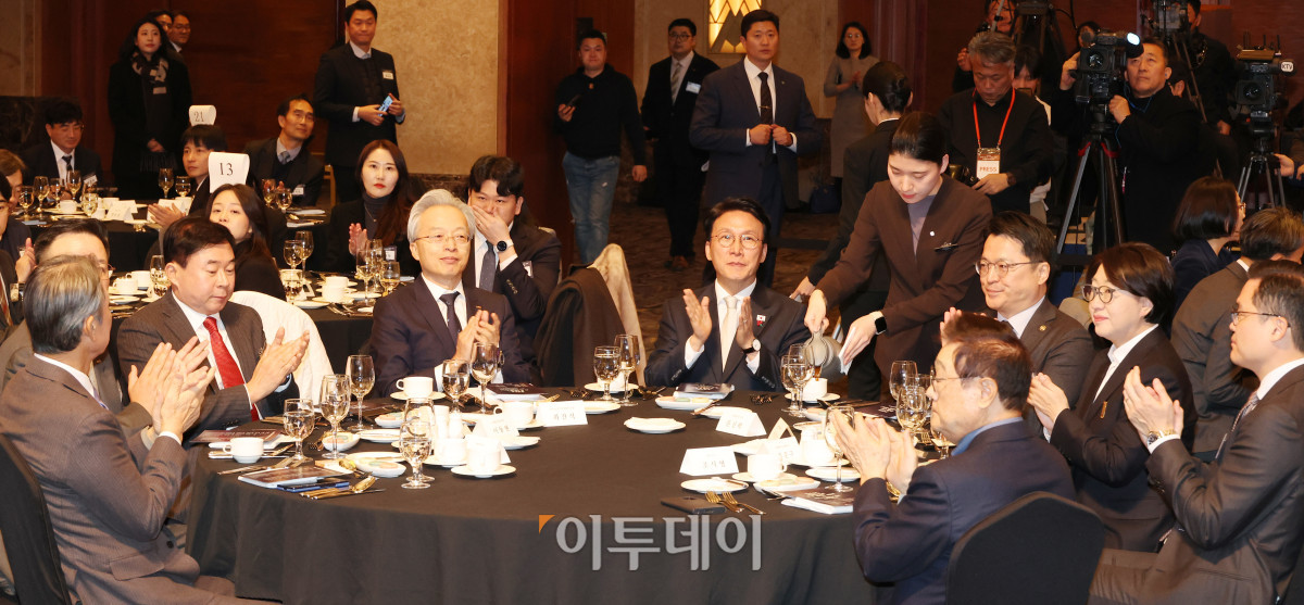 ▲김민석 국무총리와 최진식 한국중견기업연합회 회장이 1일 서울 중구 롯데호텔에서 열린 제11회 중견기업인의 날 기념식에 참석해 박수를 치고 있다. 청사사진기자단