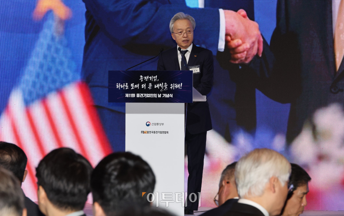 ▲최진식 한국중견기업연합회 회장이 1일 서울 중구 롯데호텔에서 열린 제11회 중견기업인의 날 기념식에서 개회사를 하고 있다. 청사사진기자단