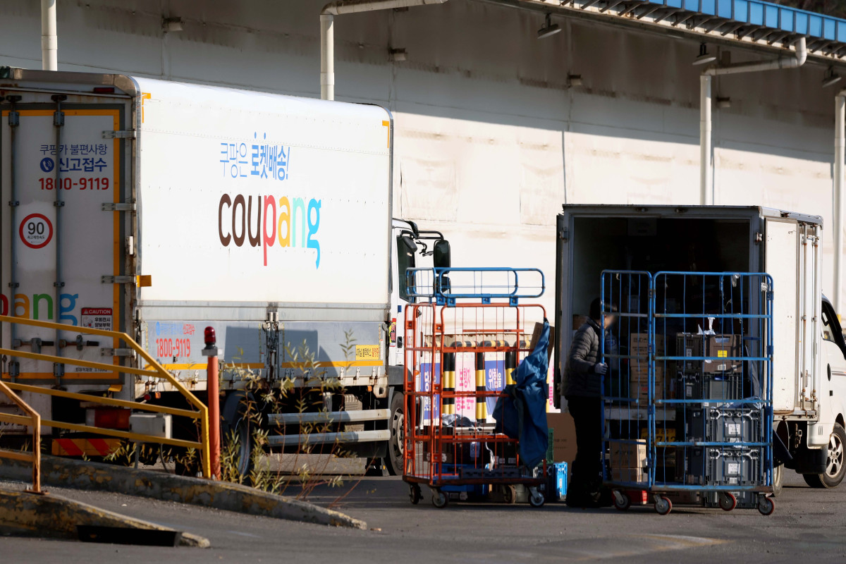 ▲쿠팡 이용자 3370만여 명의 이름과 전화번호, 주소 등의 개인정보가 유출된 가운데 1일 서울의 한 쿠팡 물류센터에서 관계자들이 배송준비를 하고 있다. 신태현 기자 holjjak@