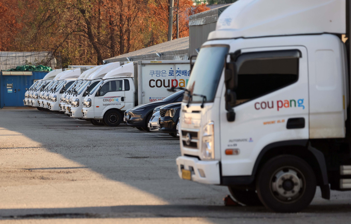 ▲쿠팡 이용자 3370만여 명의 이름과 전화번호, 주소 등의 개인정보가 유출된 가운데 1일 서울의 한 쿠팡 물류센터 인근에 차량이 주차돼 있다. 신태현 기자 holjjak@