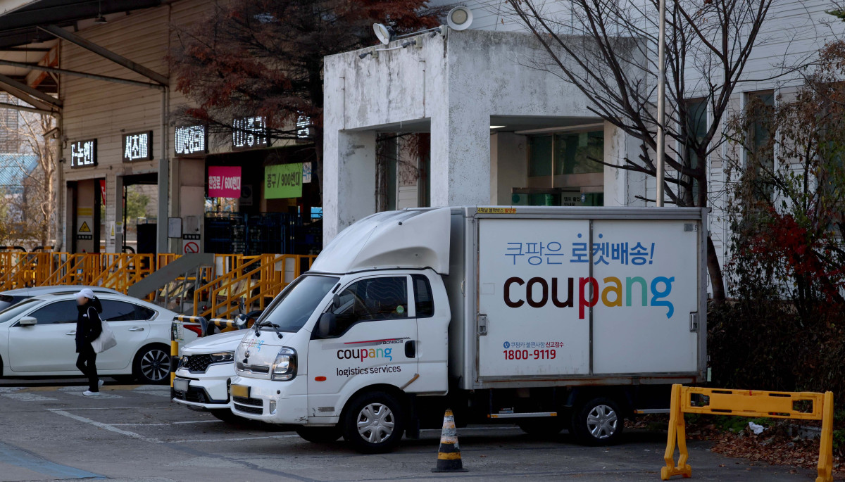 ▲쿠팡 이용자 3370만여 명의 이름과 전화번호, 주소 등의 개인정보가 유출된 가운데 1일 서울의 한 쿠팡 물류센터 인근에 차량이 주차돼 있다. 신태현 기자 holjjak@