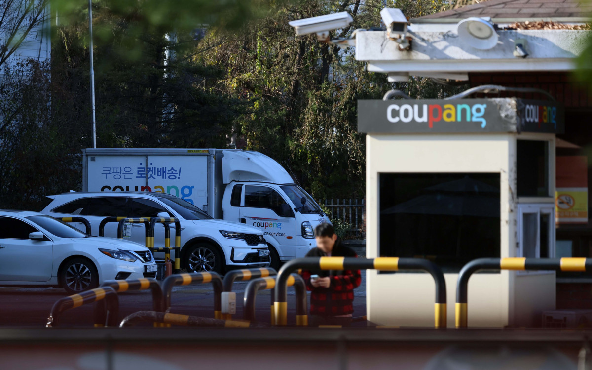 ▲쿠팡 이용자 3370만여 명의 이름과 전화번호, 주소 등의 개인정보가 유출된 가운데 1일 서울의 한 쿠팡 물류센터 인근에 차량이 주차돼 있다. 신태현 기자 holjjak@