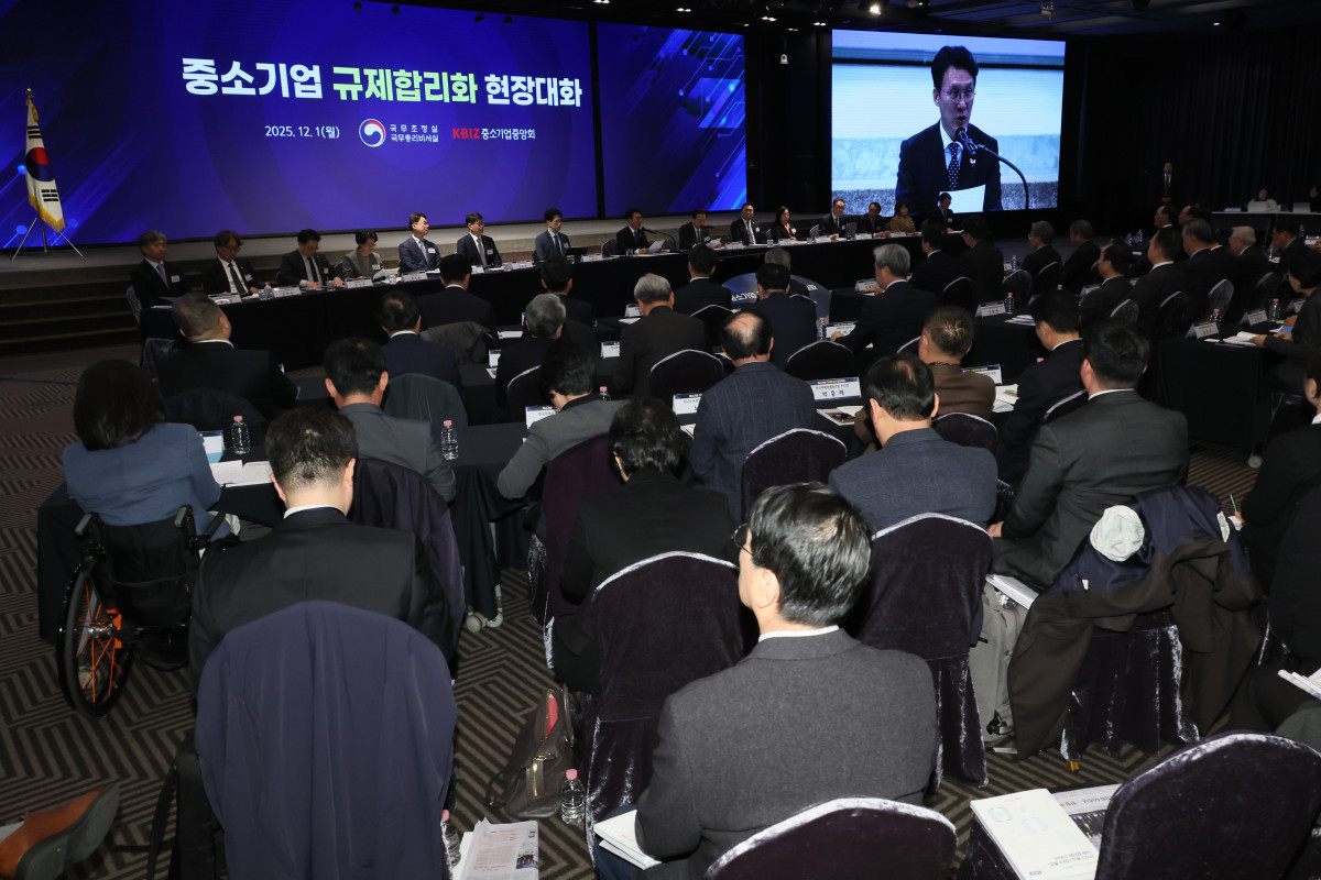 ▲김민석 국무총리가 1일 서울 영등포구 중소기업중앙회 KBIZ홀에서 열린 중소기업 규제합리화 현장대화에서 발언하고 있다. (연합뉴스 )