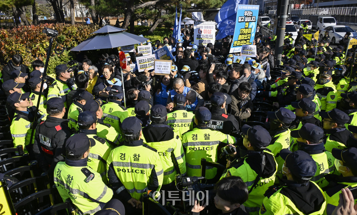 ▲12·29 무안공항 제주항공 여객기 참사 유가족들이 1일 서울 용산구 전쟁기념관 앞에서 항공철도사고조사위원회(항철위)의 공청회 중단과 조사기구 독립화를 촉구하는 기자회견을 마친 후 이재명 대통령에게 면담을 요청하기 위해 대통령실로 향하며 가로막는 경찰들과 몸싸움을 벌이고 있다. 조현호 기자 hyunho@