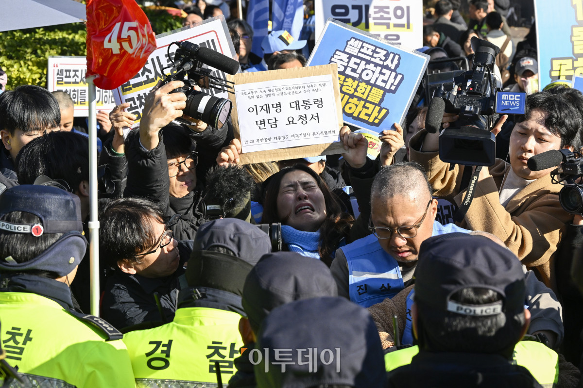 ▲12·29 무안공항 제주항공 여객기 참사 유가족들이 1일 서울 용산구 전쟁기념관 앞에서 항공철도사고조사위원회(항철위)의 공청회 중단과 조사기구 독립화를 촉구하는 기자회견을 마친 후 이재명 대통령에게 면담을 요청하기 위해 대통령실로 향하며 가로막는 경찰들과 몸싸움을 벌이고 있다. 조현호 기자 hyunho@