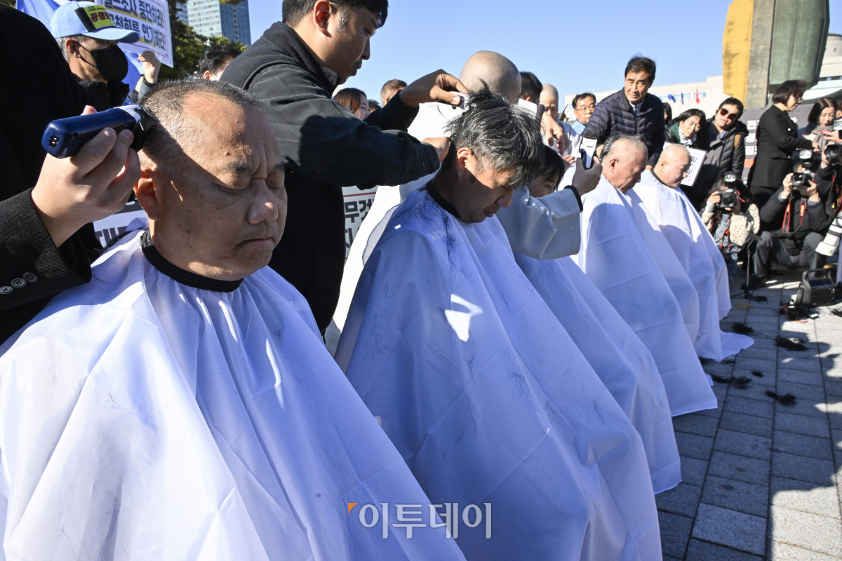 ▲12·29 무안공항 제주항공 여객기 참사 유가족들이 1일 서울 용산구 전쟁기념관 앞에서 항공철도사고조사위원회(항철위)의 공청회 중단과 조사기구 독립화를 촉구하며 삭발을 하고 있다. 조현호 기자 hyunho@