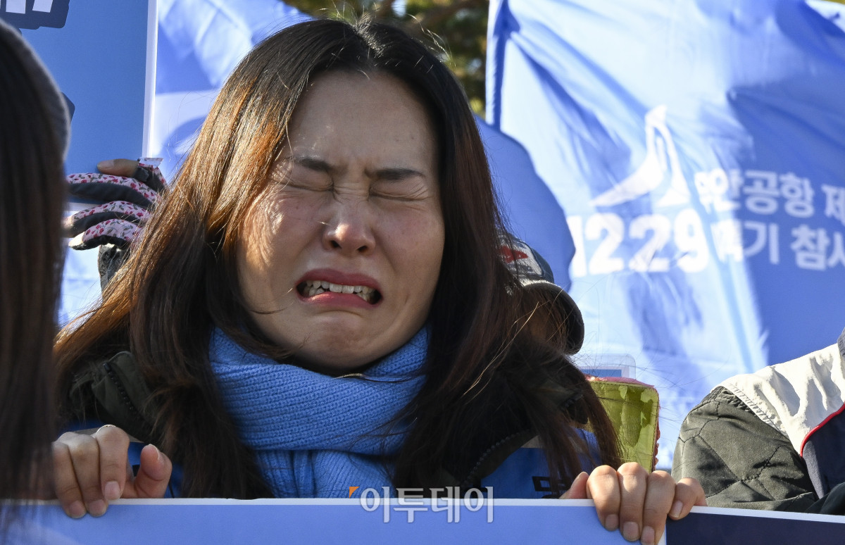 ▲12·29 무안공항 제주항공 여객기 참사 유가족이 1일 서울 용산구 전쟁기념관 앞에서 항공철도사고조사위원회(항철위)의 공청회 중단과 조사기구 독립화를 촉구하는 기자회견에서 오열하고 있다. 조현호 기자 hyunho@