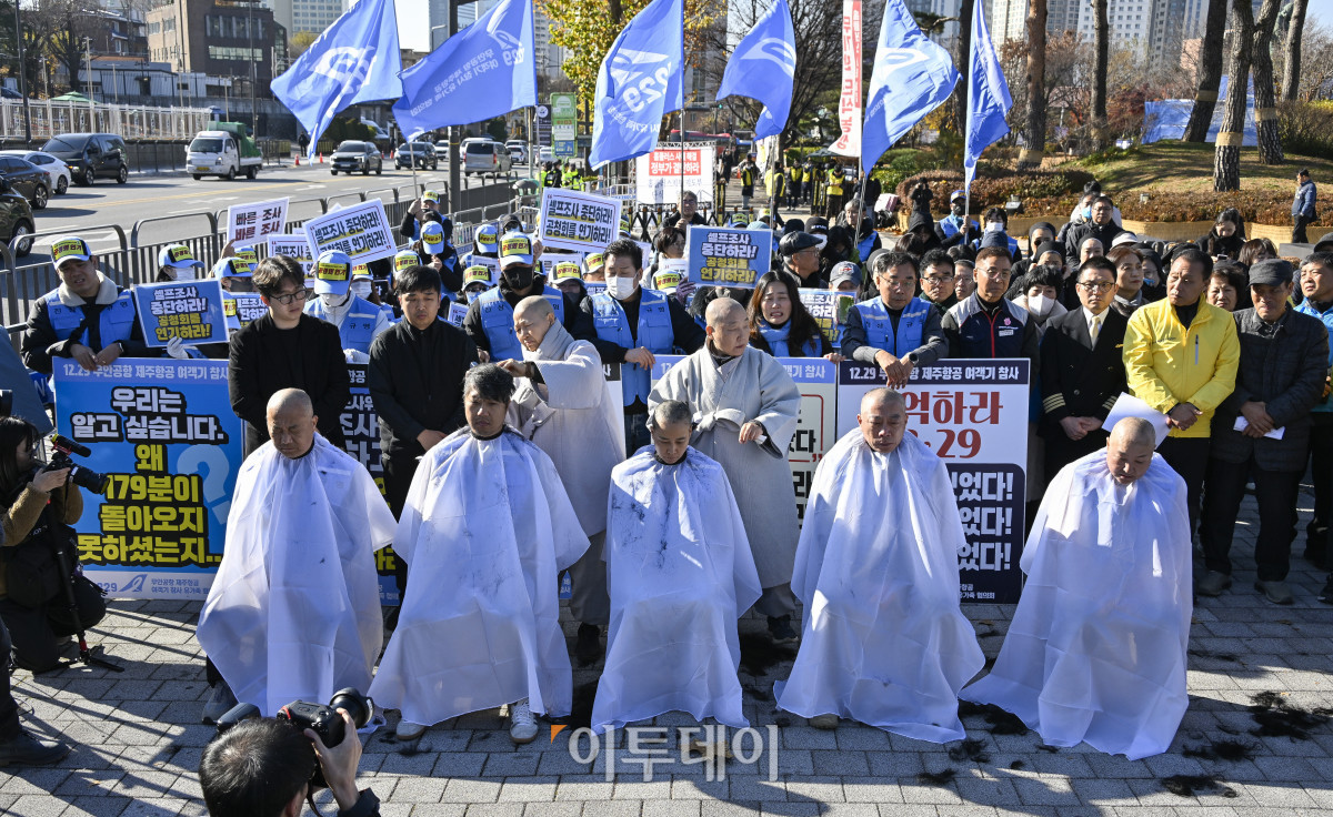 ▲12·29 무안공항 제주항공 여객기 참사 유가족들이 1일 서울 용산구 전쟁기념관 앞에서 항공철도사고조사위원회(항철위)의 공청회 중단과 조사기구 독립화를 촉구하며 삭발을 하고 있다. 조현호 기자 hyunho@