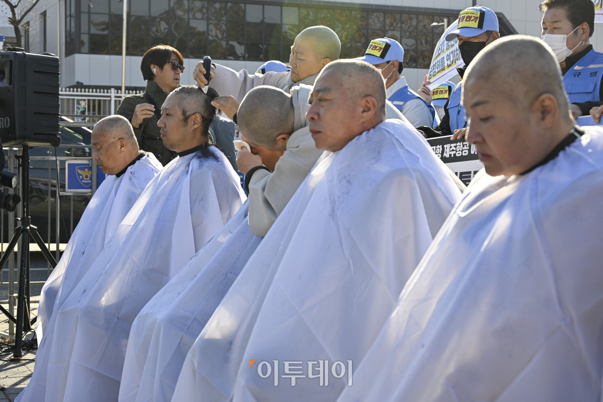 ▲12·29 무안공항 제주항공 여객기 참사 유가족들이 1일 서울 용산구 전쟁기념관 앞에서 항공철도사고조사위원회(항철위)의 공청회 중단과 조사기구 독립화를 촉구하며 삭발을 하고 있다. 조현호 기자 hyunho@