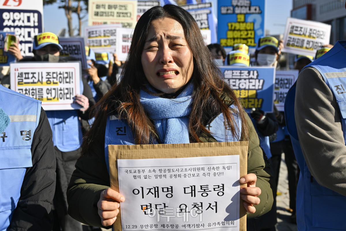 ▲12·29 무안공항 제주항공 여객기 참사 유가족들이 1일 서울 용산구 전쟁기념관 앞에서 항공철도사고조사위원회(항철위)의 공청회 중단과 조사기구 독립화를 촉구하며 삭발한 뒤 이재명 대통령의 면담을 요청하기 위해 대통령실로 향하고 있다. 조현호 기자 hyunho@
