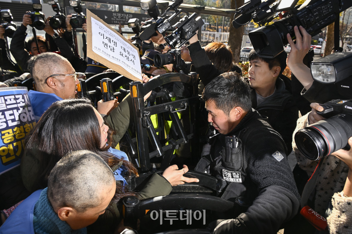 ▲12·29 무안공항 제주항공 여객기 참사 유가족들이 1일 서울 용산구 전쟁기념관 앞에서 항공철도사고조사위원회(항철위)의 공청회 중단과 조사기구 독립화를 촉구하는 기자회견을 마친 후 이재명 대통령에게 면담을 요청하기 위해 대통령실로 향하며 가로막는 경찰들과 몸싸움을 벌이고 있다. 조현호 기자 hyunho@