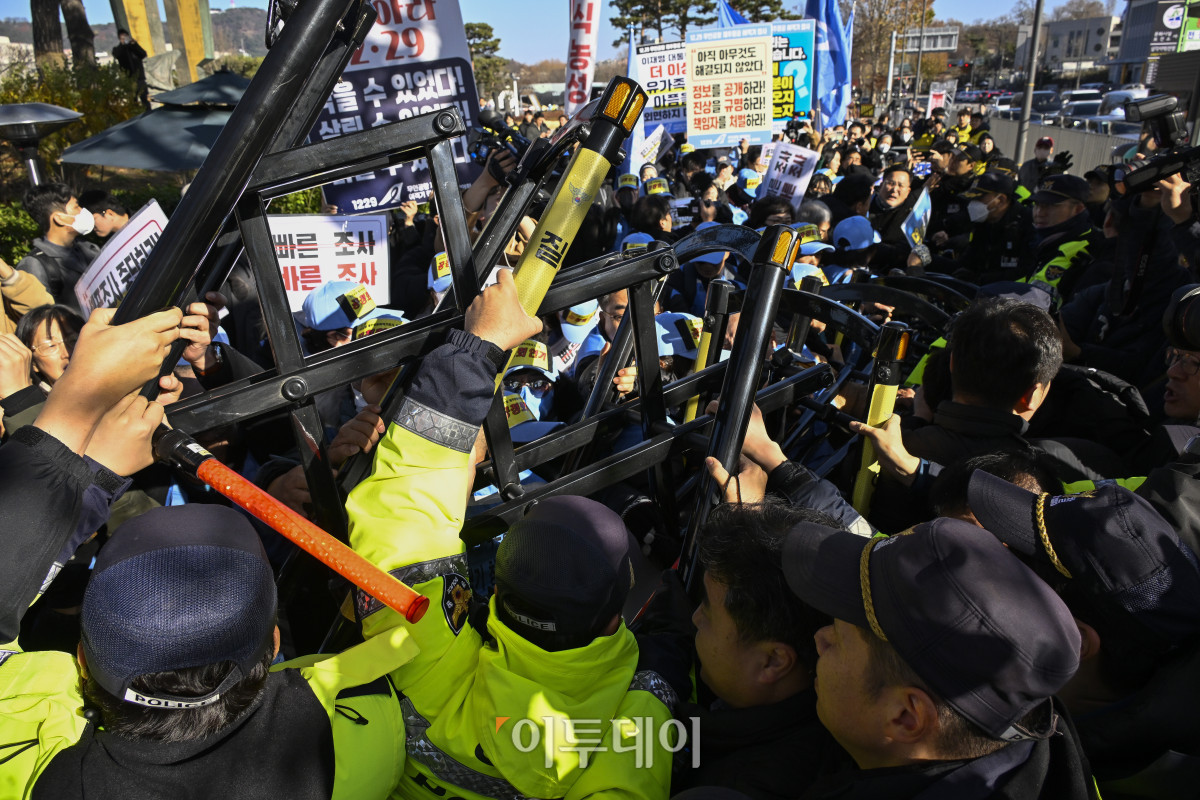 ▲12·29 무안공항 제주항공 여객기 참사 유가족들이 1일 서울 용산구 전쟁기념관 앞에서 항공철도사고조사위원회(항철위)의 공청회 중단과 조사기구 독립화를 촉구하는 기자회견을 마친 후 이재명 대통령에게 면담을 요청하기 위해 대통령실로 향하며 가로막는 경찰들과 몸싸움을 벌이고 있다. 조현호 기자 hyunho@