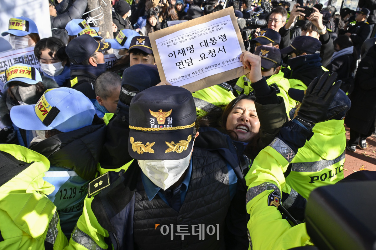 ▲12·29 무안공항 제주항공 여객기 참사 유가족들이 1일 서울 용산구 전쟁기념관 앞에서 항공철도사고조사위원회(항철위)의 공청회 중단과 조사기구 독립화를 촉구하는 기자회견을 마친 후 이재명 대통령에게 면담을 요청하기 위해 대통령실로 향하며 가로막는 경찰들과 몸싸움을 벌이고 있다. 조현호 기자 hyunho@
