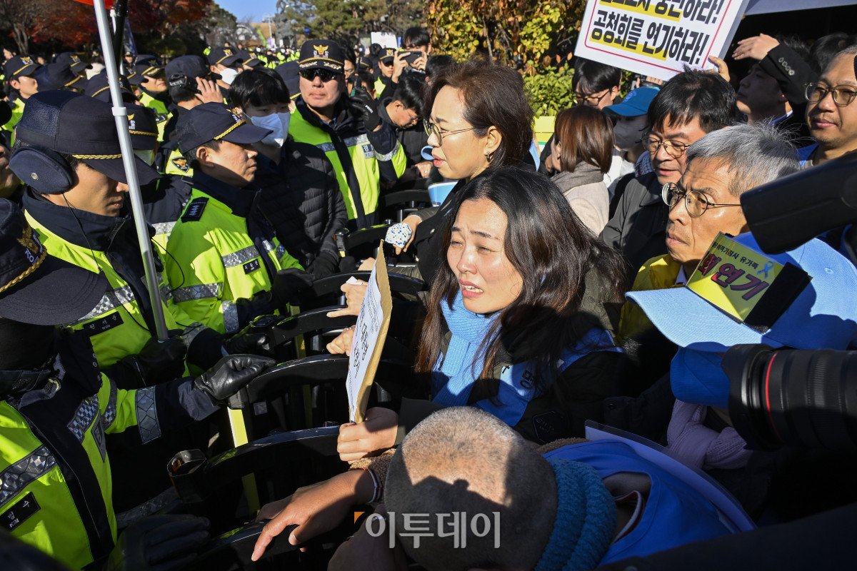 ▲12·29 무안공항 제주항공 여객기 참사 유가족들이 1일 서울 용산구 전쟁기념관 앞에서 항공철도사고조사위원회(항철위)의 공청회 중단과 조사기구 독립화를 촉구하는 기자회견을 마친 후 이재명 대통령에게 면담을 요청하기 위해 대통령실로 향하며 가로막는 경찰들과 몸싸움을 벌이고 있다. 조현호 기자 hyunho@