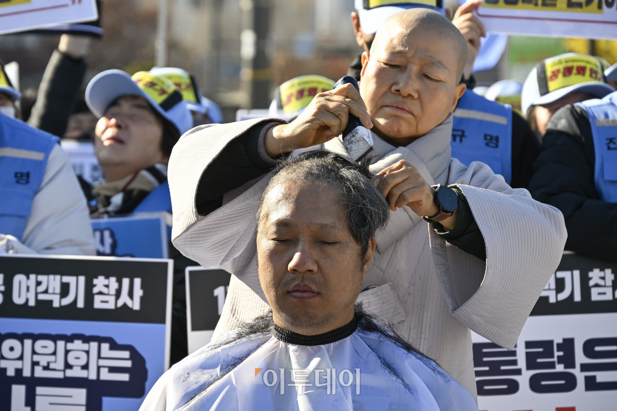 ▲12·29 무안공항 제주항공 여객기 참사 유가족들이 1일 서울 용산구 전쟁기념관 앞에서 항공철도사고조사위원회(항철위)의 공청회 중단과 조사기구 독립화를 촉구하며 삭발을 하고 있다. 조현호 기자 hyunho@