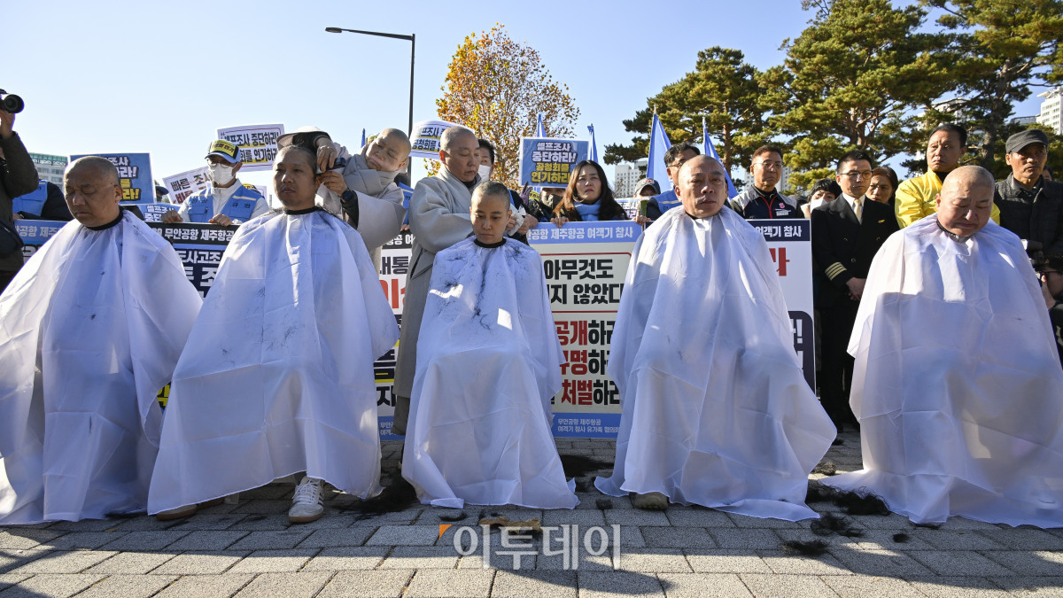 ▲12·29 무안공항 제주항공 여객기 참사 유가족들이 1일 서울 용산구 전쟁기념관 앞에서 항공철도사고조사위원회(항철위)의 공청회 중단과 조사기구 독립화를 촉구하며 삭발을 하고 있다. 조현호 기자 hyunho@