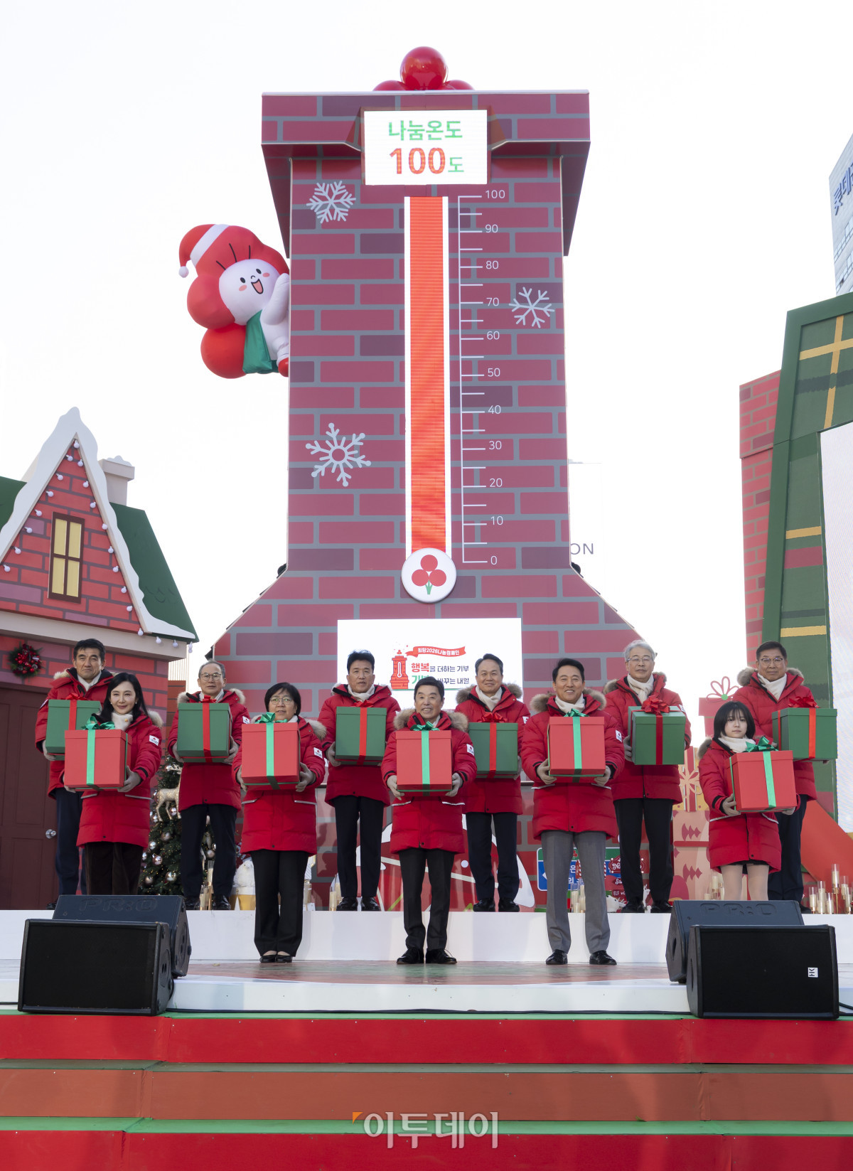 ▲1일 서울 종로구 광화문광장에서 열린 사랑의열매 희망2026나눔캠페인 출범식 및 사랑의온도탑 점등식에서 김병준 사랑의 열매 회장, 오세훈 서울시장 등 참석자들이 점등 퍼포먼스를 하고 있다. 왼쪽부터 황인식 사랑의열매 사무총장, 채시라 홍보대사, 양종회 KB금융그룹 회장, 정은경 보건복지부 장관, 함영주 하나금융그룹 회장, 김병준 사랑의열매 회장, 진옥동 신한금융그룹 회장, 오세훈 서울시장, 임종룡 우리금융그룹 회장, 백은별 기부자, 김재록 서울 사랑의열매 회장. 조현호 기자 hyunho@