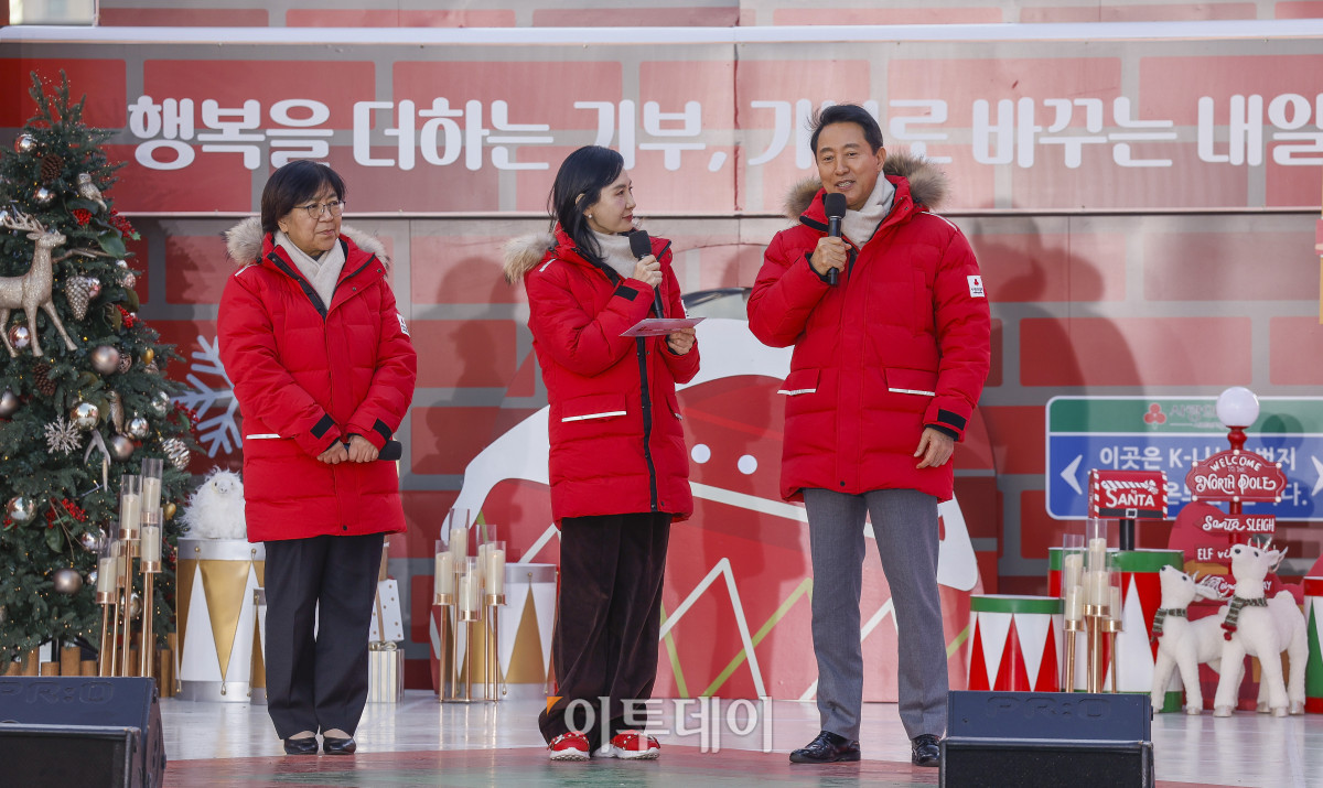 ▲오세훈 서울시장이 1일 서울 종로구 광화문광장에서 열린 사랑의열매 희망2026나눔캠페인 출범식 및 사랑의온도탑 점등식에서 발언을 하고 있다. 왼쪽부터 정은경 보건복지부 장관, 채시라 사랑의열매 홍보대사, 오 시장. 조현호 기자 hyunho@