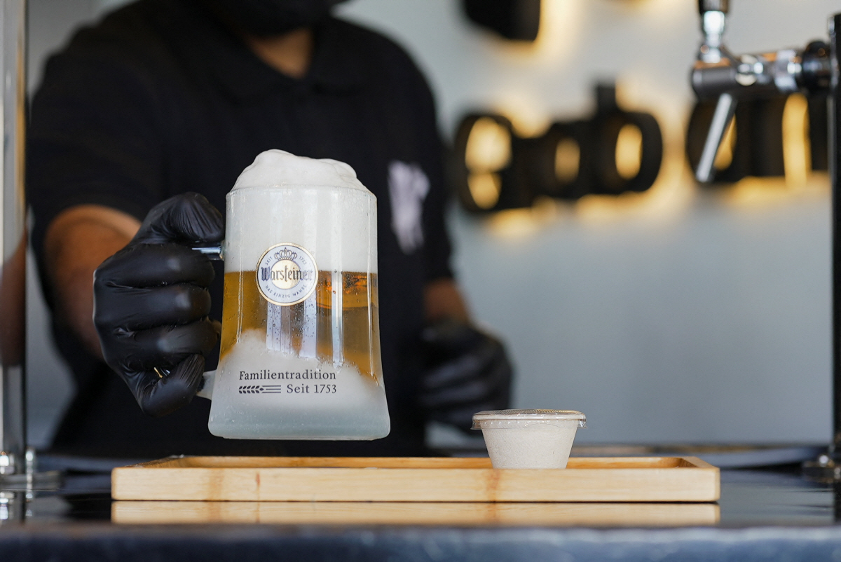 ▲지난달 24일 사우디아라비아 리야드의 한 카페에서 한 직원이 무알콜 생맥주를 따르고 있다.  (리야드/로이터연합뉴스)