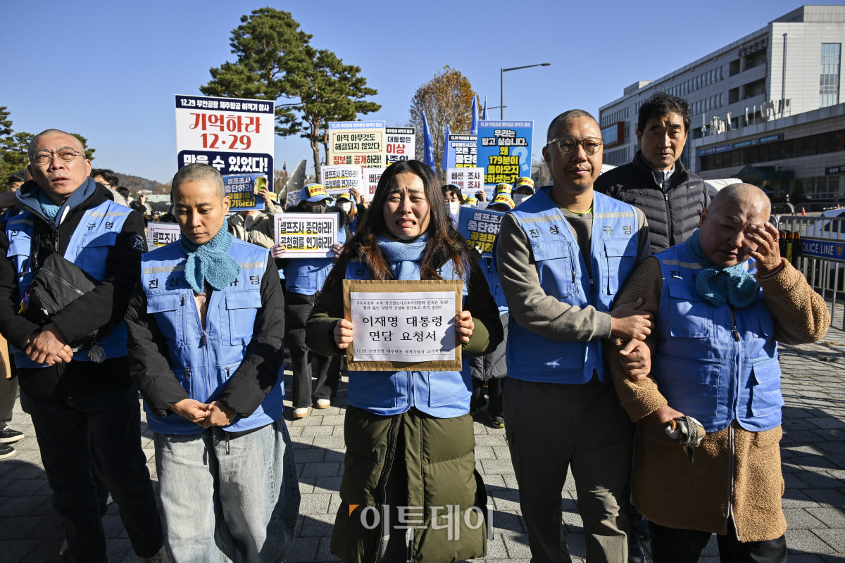 ▲12·29 무안공항 제주항공 여객기 참사 유가족들이 1일 서울 용산구 전쟁기념관 앞에서 항공철도사고조사위원회(항철위)의 공청회 중단과 조사기구 독립화를 촉구하며 삭발한 뒤 이재명 대통령의 면담을 요청하기 위해 대통령실로 향하고 있다. 조현호 기자 hyunho@