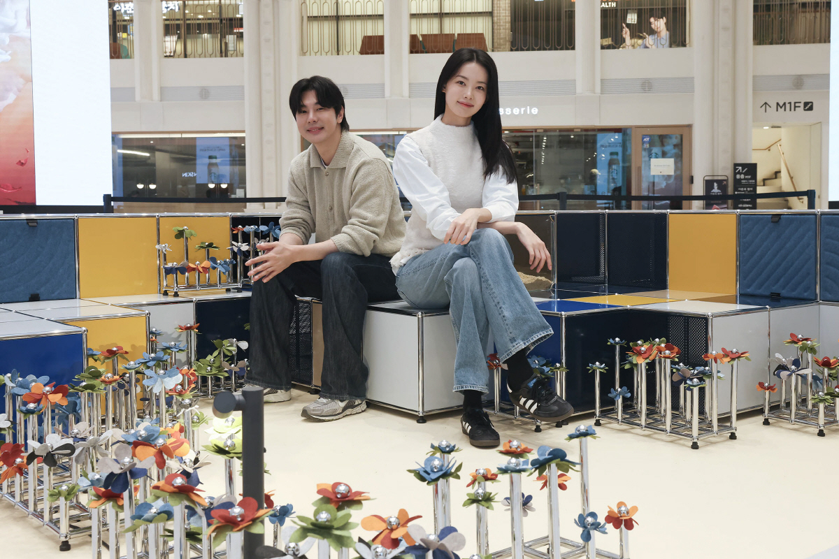 ▲신세계백화점은 12월 14일까지 강남점 1층 오픈스테이지에서 ‘모듈러 퍼니쳐 USM 60주년 팝업’을 선보인다. 사진제공 신세계백화점