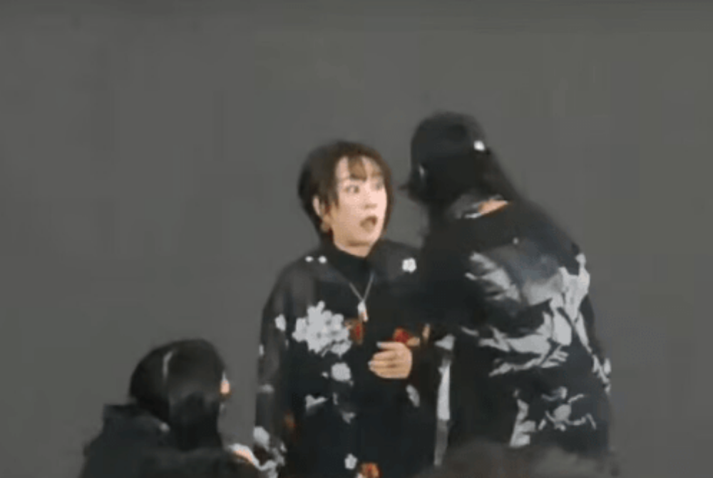 ▲지난달 28일 중국 상하이 '반다이 남코 페스티벌 2025' 무대에 올랐다가 퇴장 안내를 받은 오쓰키 마키. (출처=X 캡처)