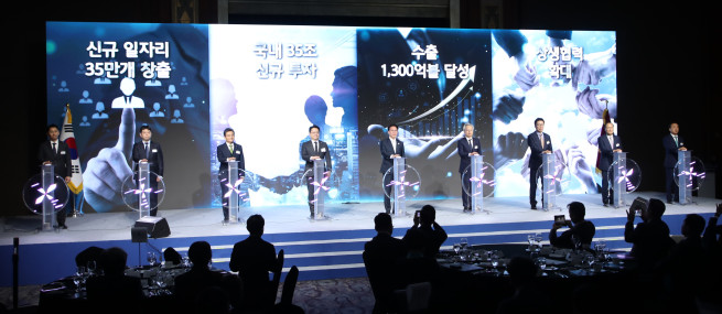 ▲제11회 중견기업인의 날 기념식에서 참석자들이 ‘중견기업, 더 큰 성장’ 세리머니를 진행하고 있다. 사진 왼쪽부터 장경빈 에프에스티 대표이사, 송시한 와이지원 사장, 박인주 제니엘 회장, 문신학 산업통상부 제1차관, 김민석 국무총리, 최진식 한국중견기업연합회 회장, 김종운 알레르망 대표이사, 최명배 와이씨 회장, 박재규 동아엘텍 회장. (사진제공=한국중견기업연합회)