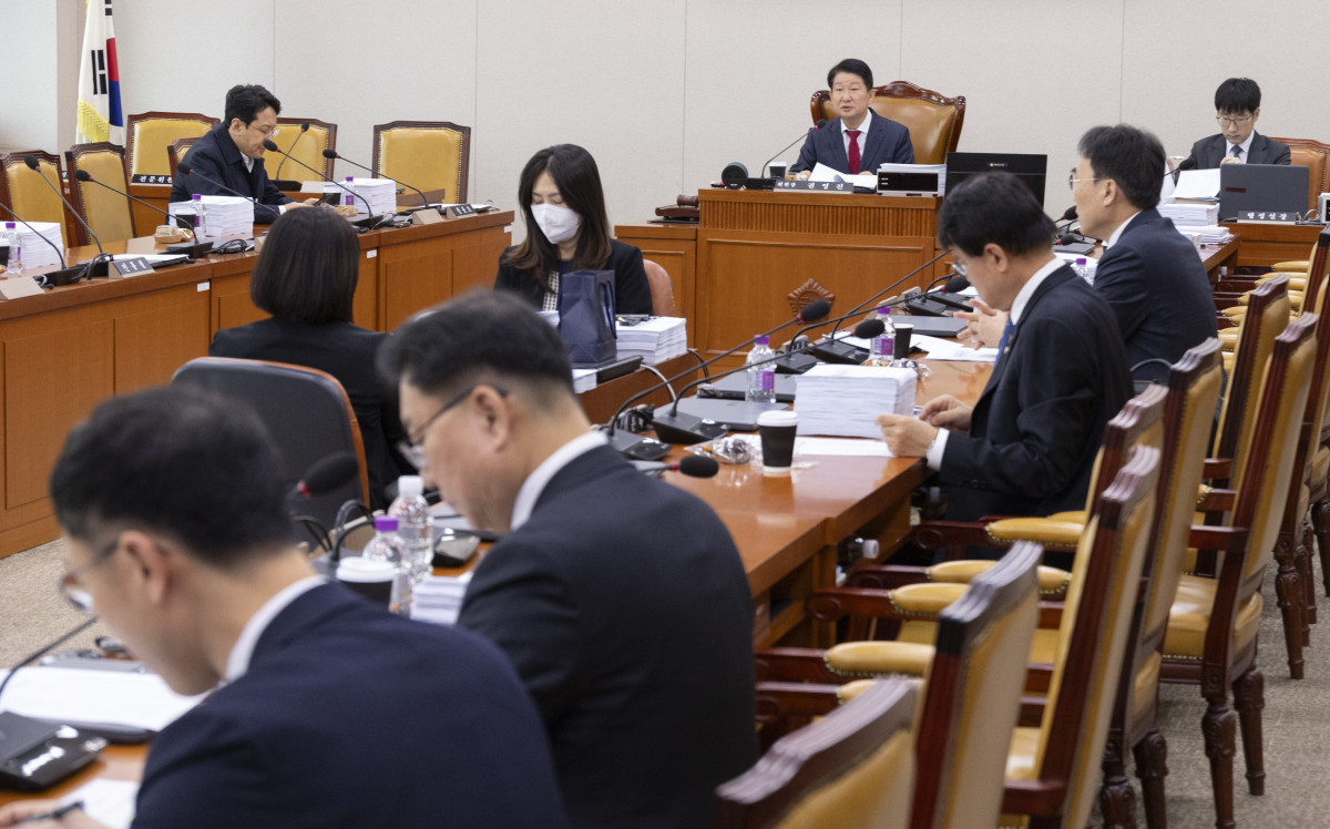 ▲권영진 국회 국토교통위원회 국토법안심사소위원회 위원장이 24일 국회에서 소위원회를 개회한 뒤 안건을 설명하고 있다. 2025.11.24 (연합뉴스)