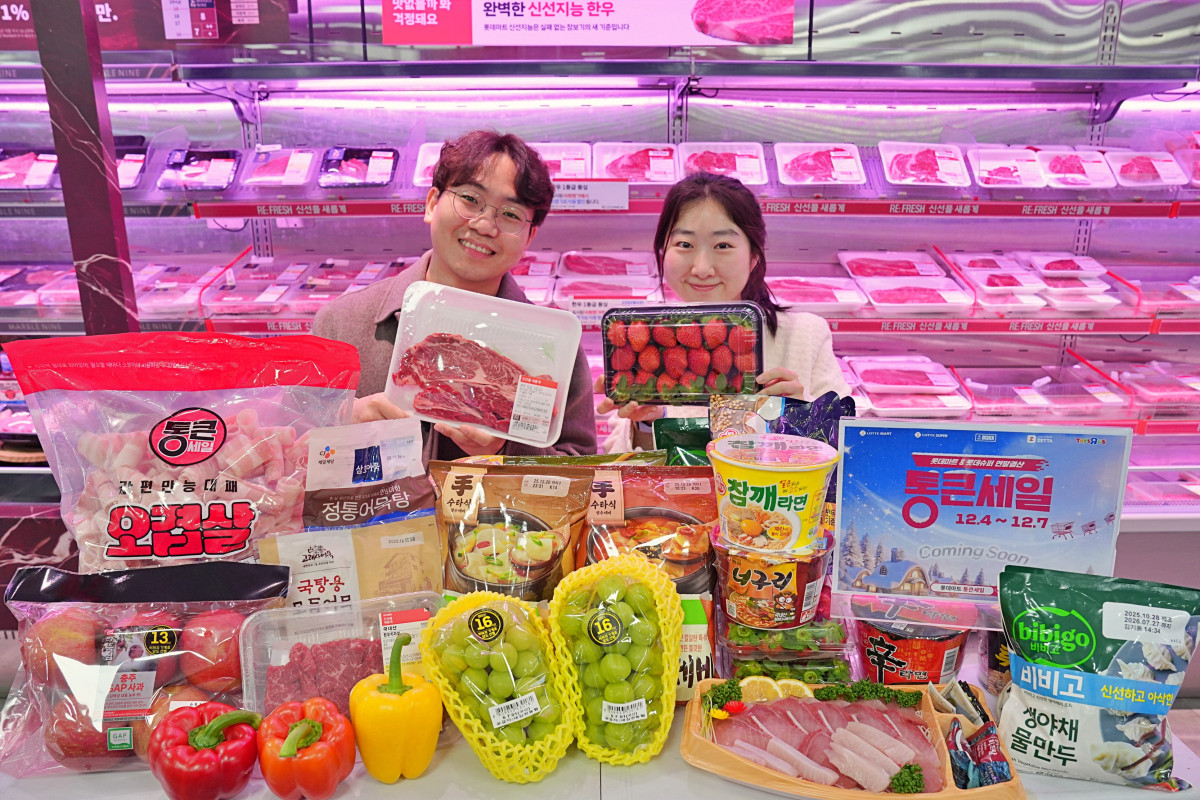 ▲서울시 송파구에 위치한 롯데마트 제타플렉스 잠실점에서 직원들이 '통큰세일' 행사를 홍보고 있다. (사진제공=롯데마트)