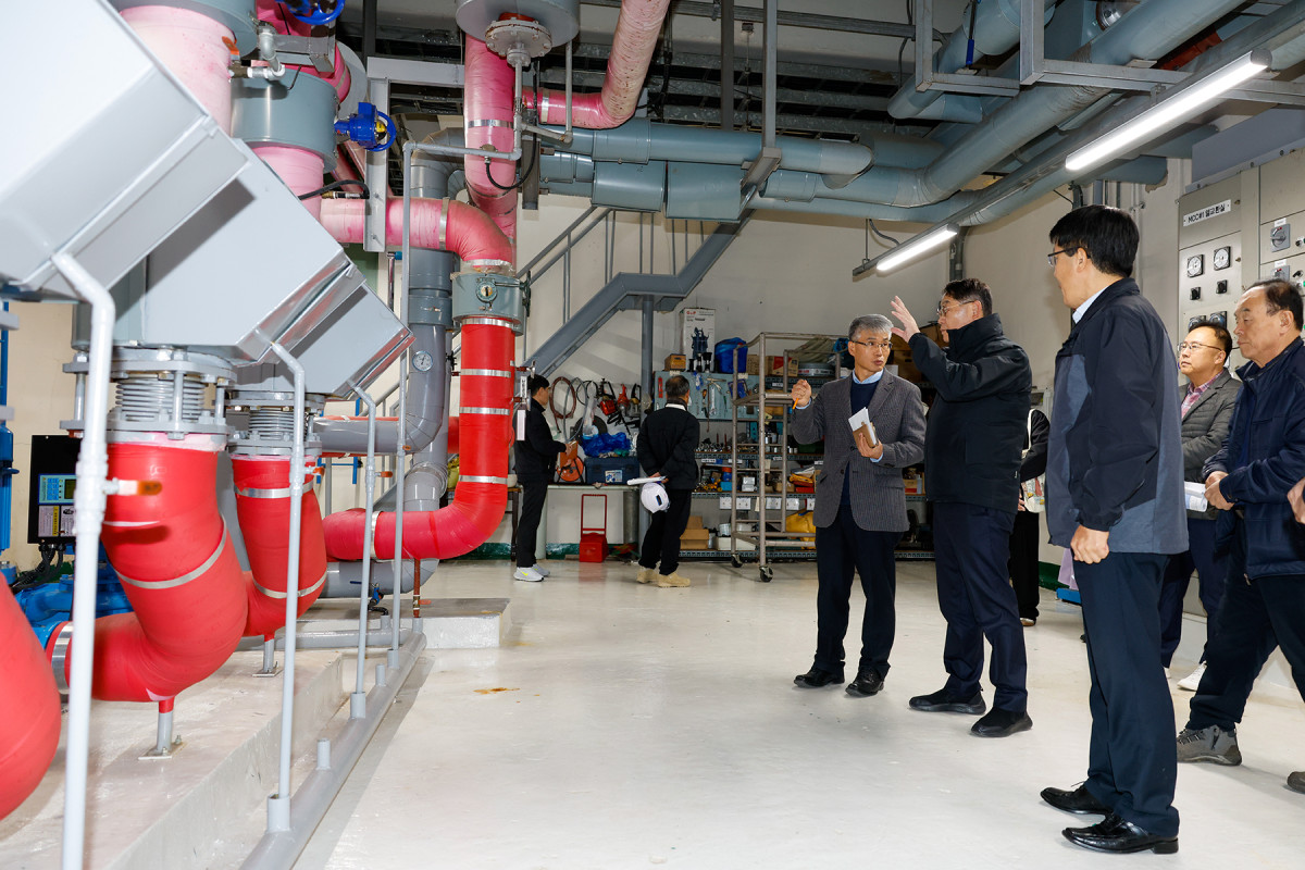 ▲황상하 사장 등 현장 점검단이 임대주택 기계실에서 난방·전력 공급 설비를 확인하고 있다. (사진제공= 서울주택도시개발공사)