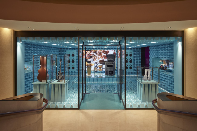▲서울 명동 신세계백화점 더 리저브(옛 본관)에 위치한 ‘루이 비통 비저너리 저니 서울’ 5층에서 시작되는 전시 중 '음악' 룸이 보이고 있다. (사진제공=루이 비통)