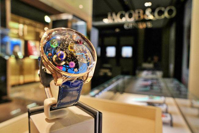 ▲서울 롯데백화점 본점 에비뉴엘 2층 '제이콥앤코' 매장에서 판매 중인 '아스트로노미아 솔라 컨스텔레이션' 시계가 보이고 있다. (사진제공=롯데백화점)