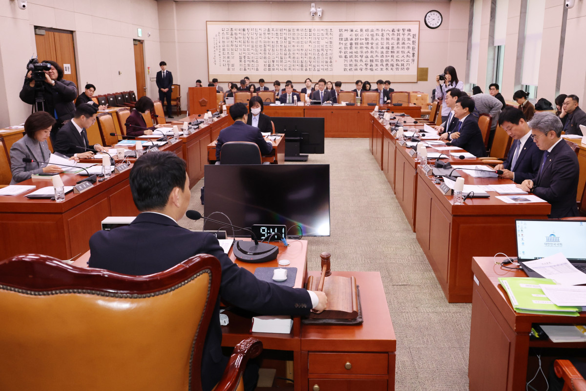 ▲24일 서울 여의도 국회 법제사법위원회에서 열린 법안심사제1소위원회의에서 더불어민주당 소속 김용민 소위원장이 검찰청법 개정안 등 안건을 상정하고 있다. (사진=연합뉴스)