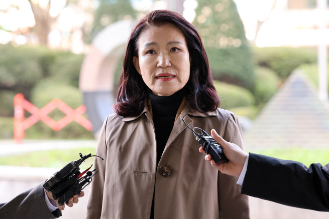 ▲이진숙 전 방송통신위원장이 지난달 5일 오후 서울 양천구 서울남부지방검찰청 앞에서 영등포경찰서장과 전직 수사과장 등을 직권남용 혐의로 고발하기에 앞서 입장을 밝히고 있다. 2025.11.5. (연합뉴스)