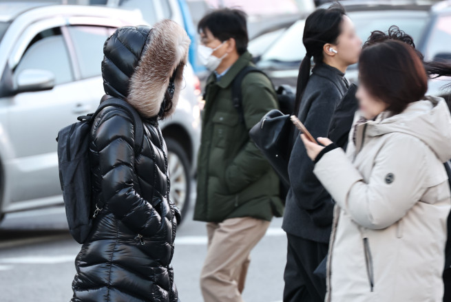 ▲북쪽의 찬 공기가 유입되면서 아침 기온이 더 떨어진 28일 서울 종로구 광화문 세종대로사거리에서 출근길 시민들이 발걸음을 옮기고 있다. 2025.11.28. (연합뉴스)