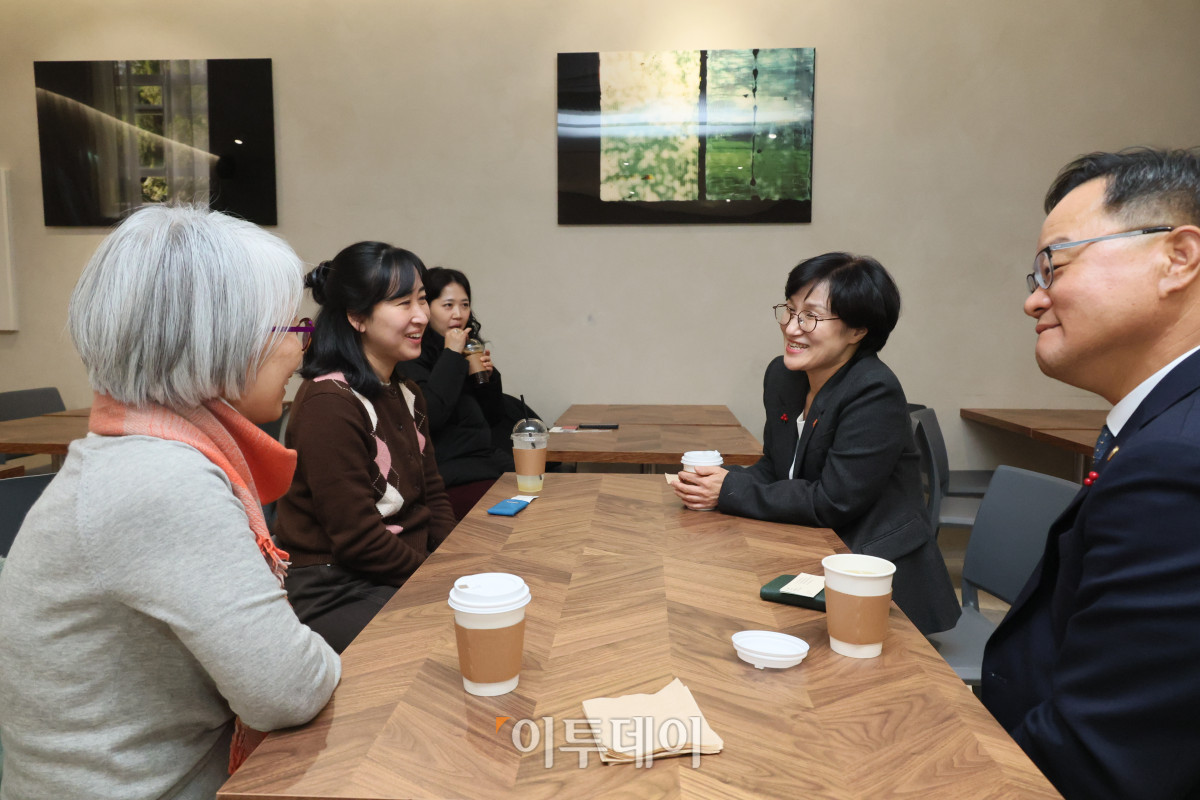 ▲1일 광화문 씨네큐브에서 열린 영화 '양양' 상영회 직전 원민경 장관과 정구창 차관을 비롯해 연출을 맡은 양주연 감독과 영화사 진진의 김난숙 대표가 차담을 하고 있는 모습. (성평등가족부)