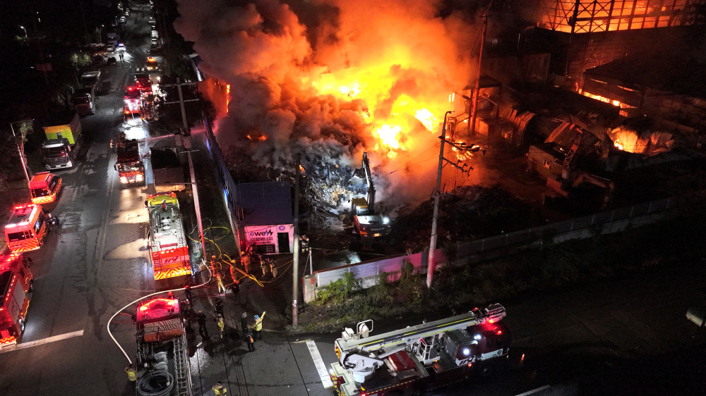 ▲1일 오후 9시 27분께 서귀포시 토평동의 한 업체 야적장에서 화재가 발생했다.    소방당국이 대응1단계를 발령한 가운데 2일 새벽 소방관들이 화재를 진압하고 있다. (연합뉴스)