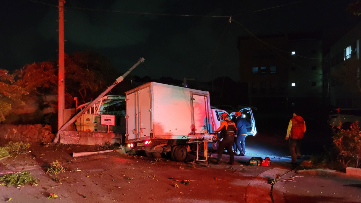 ▲최근 제주시 오라2동의 한 도로에서 발생한 사고 현장. (사진제공=제주도소방안전본부)