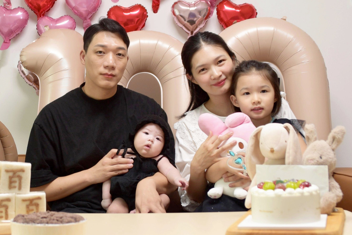 ▲정호진 한화갤러리아 과장(왼쪽) 가족 사진. (사진= 한화갤러리아)