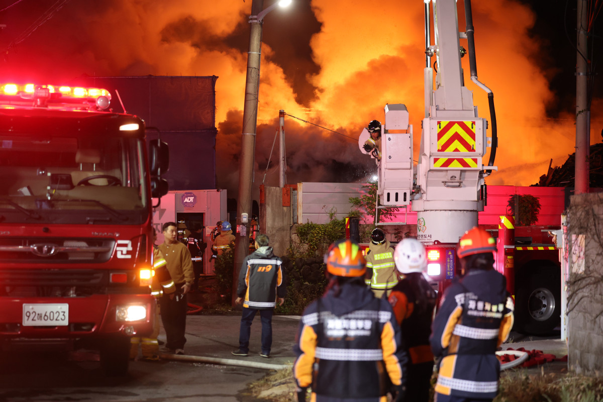 ▲소방당국이 대응1단계를 발령한 가운데 2일 새벽 소방관들이 화재를 진압하고 있다. 2025.12.2 (연합뉴스)