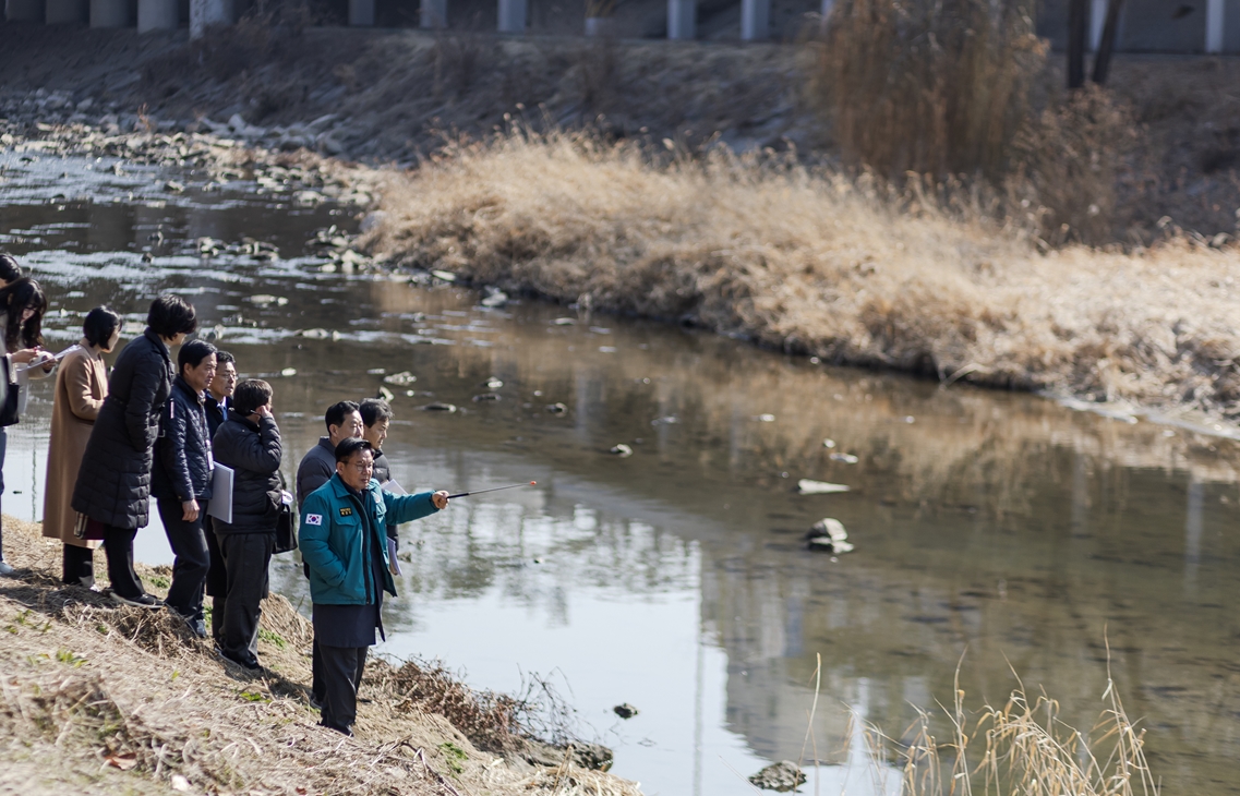 ▲성산천 환경개선사업 현장을 둘러보는 박강수 마포구청장 (마포구청)