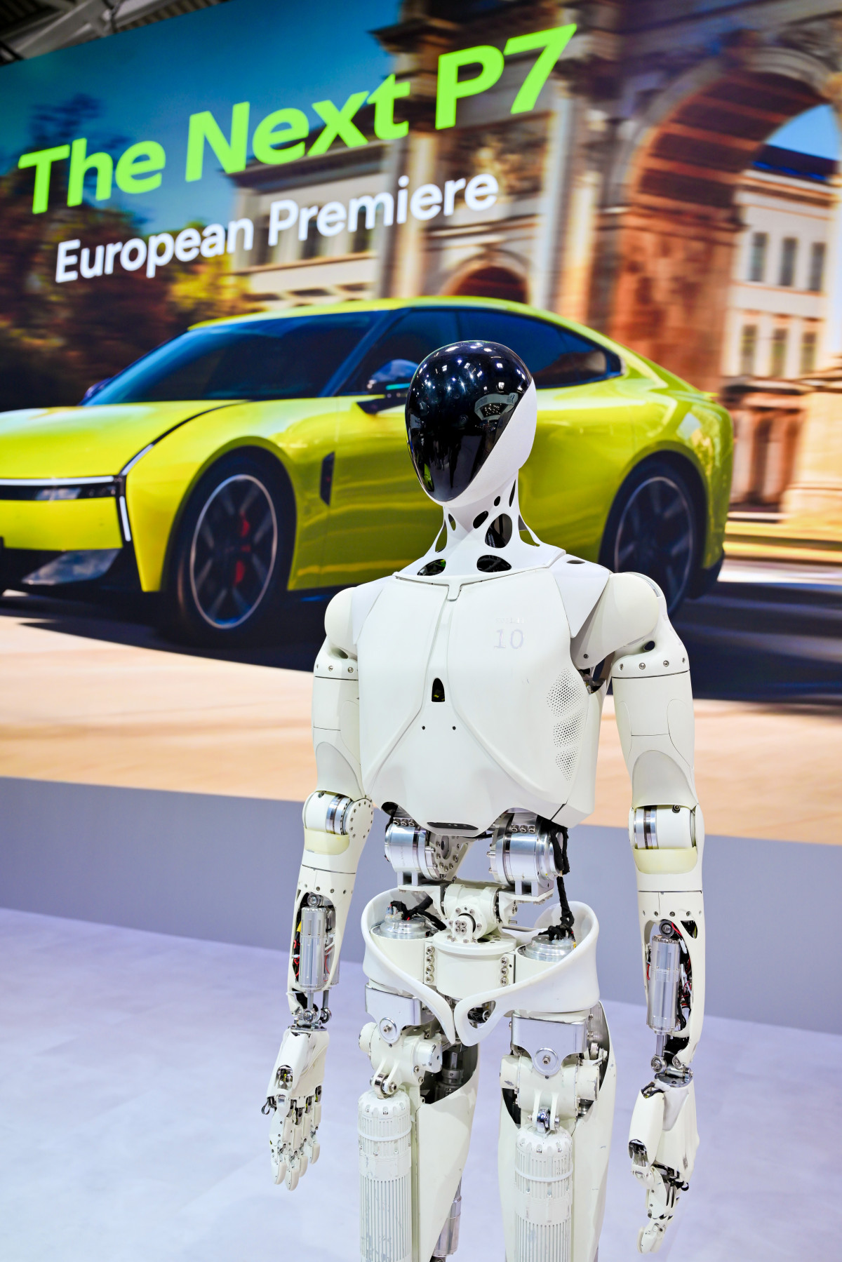 ▲9월 독일 뮌헨에서 열린 ‘IAA 모빌리티 2025’에서 소개된 샤오펑 ‘넥스트 P7’(왼쪽)과 휴머노이드 로봇 '아이언' (사진=샤오펑)