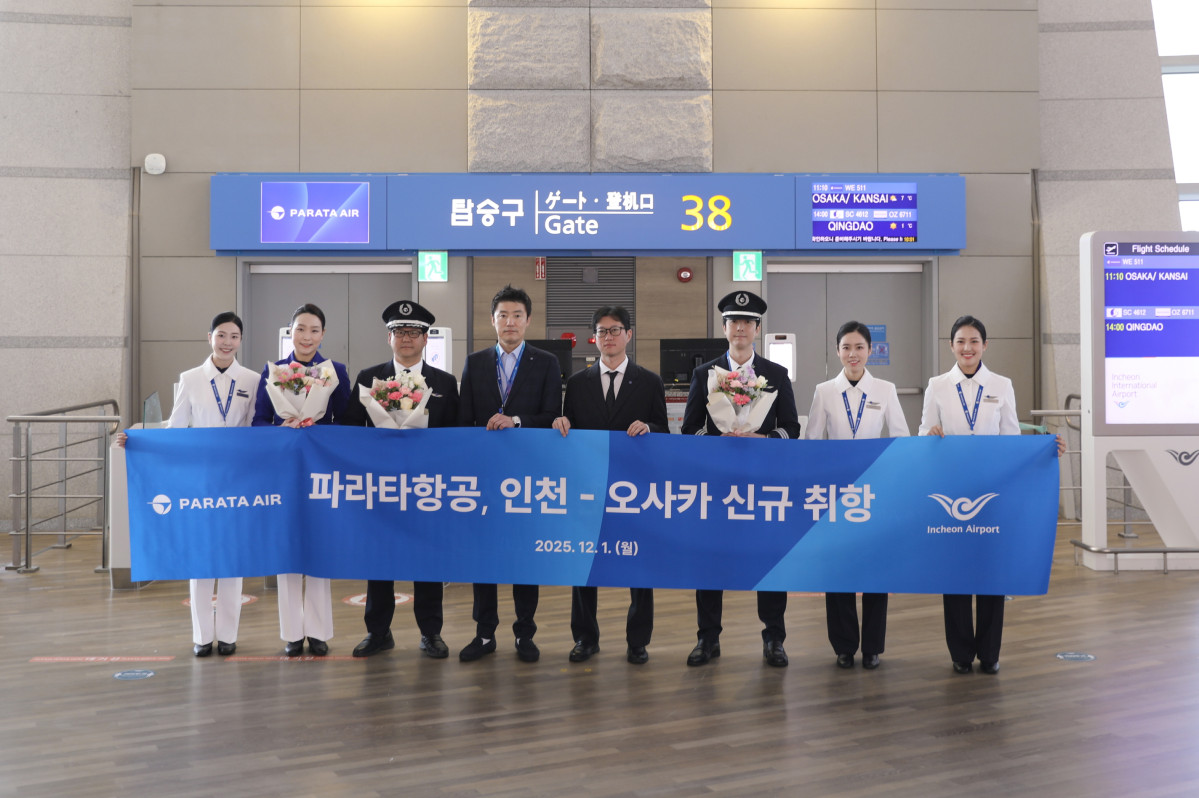 ▲1일 인천국제공항에서 진행된 파라타항공 인천-오사카 신규취항식에서  파라타항공 임직원들이 기념 촬영을 하고 있다.  (사진=파라타항공)