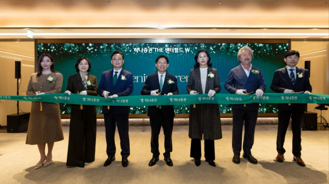 ▲강성묵(가운데) 하나증권 대표가 조대현(왼쪽 세번째) WM그룹장, 박춘희(왼쪽 두번째) 하나증권 THE 센터필드 W 센터장 등 임직원들과 '하나증권 THE 센터필드 W' 개점 기념행사에서 사진을 촬영하고 있다. (제공=하나증권)