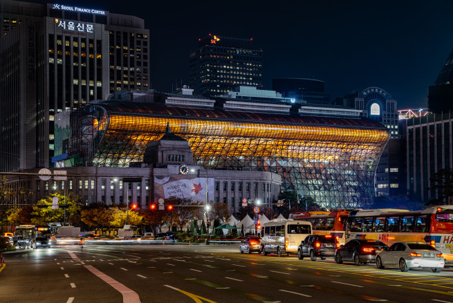 ▲2026년 서울색 '모닝옐로우(Morning Yellow)' 조명이 켜진 서울시청. (사진제공=서울시)