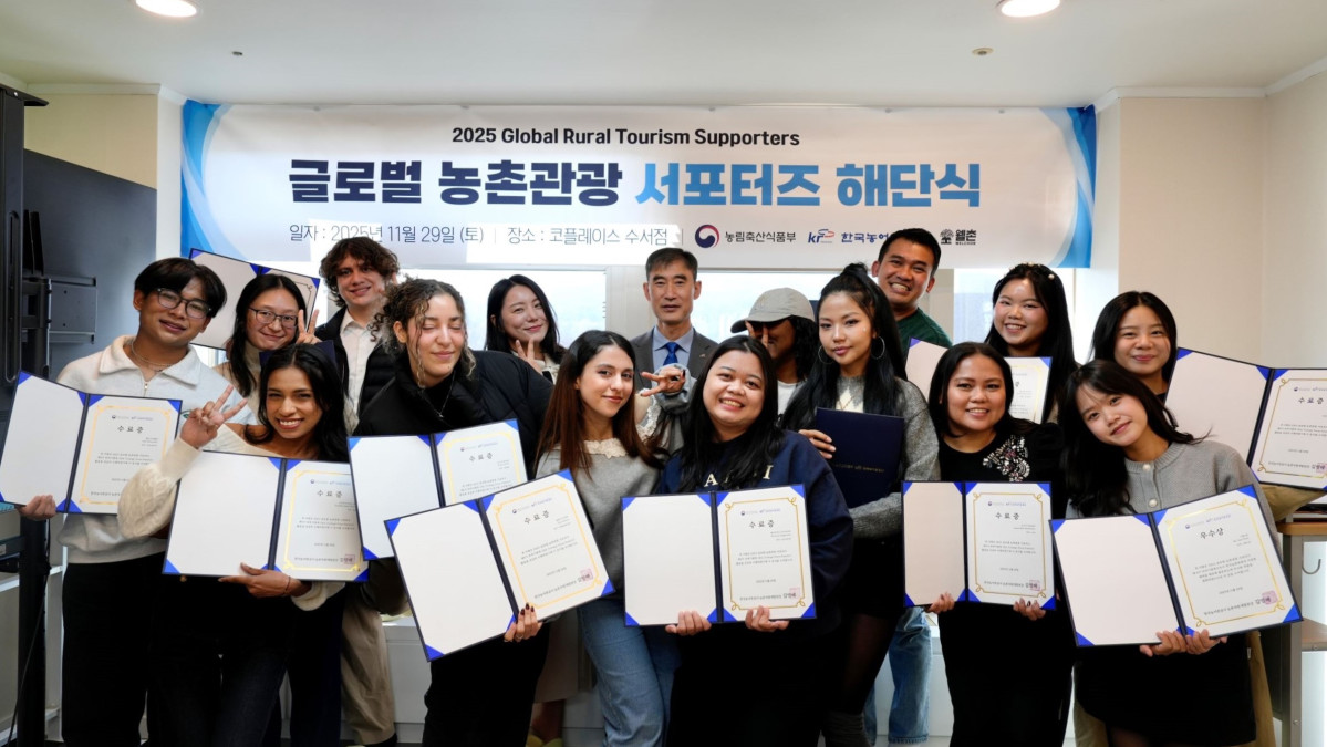 ▲29일 열린 ‘2025 글로벌 농촌관광 서포터즈(또바기팜족)’ 해단식에 참석한 농촌관광 서포터즈 글로벌 인플루언서들이 기념 촬영을 하고 있다. (사진제공=한국농어촌공사)