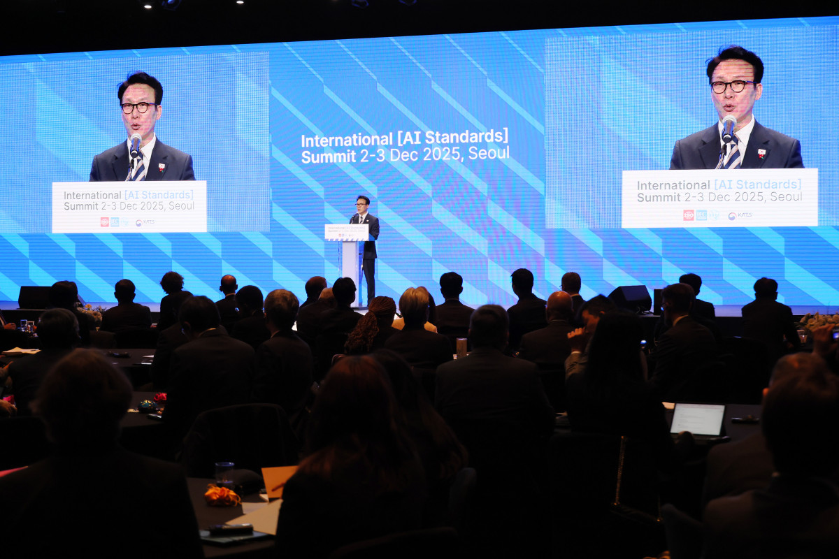 ▲김민석 국무총리가 2일 서울 중구 신라호텔에서 열린 2025 국제 AI 표준 서밋 개회식에서 환영사를 하고 있다. (연합뉴스)